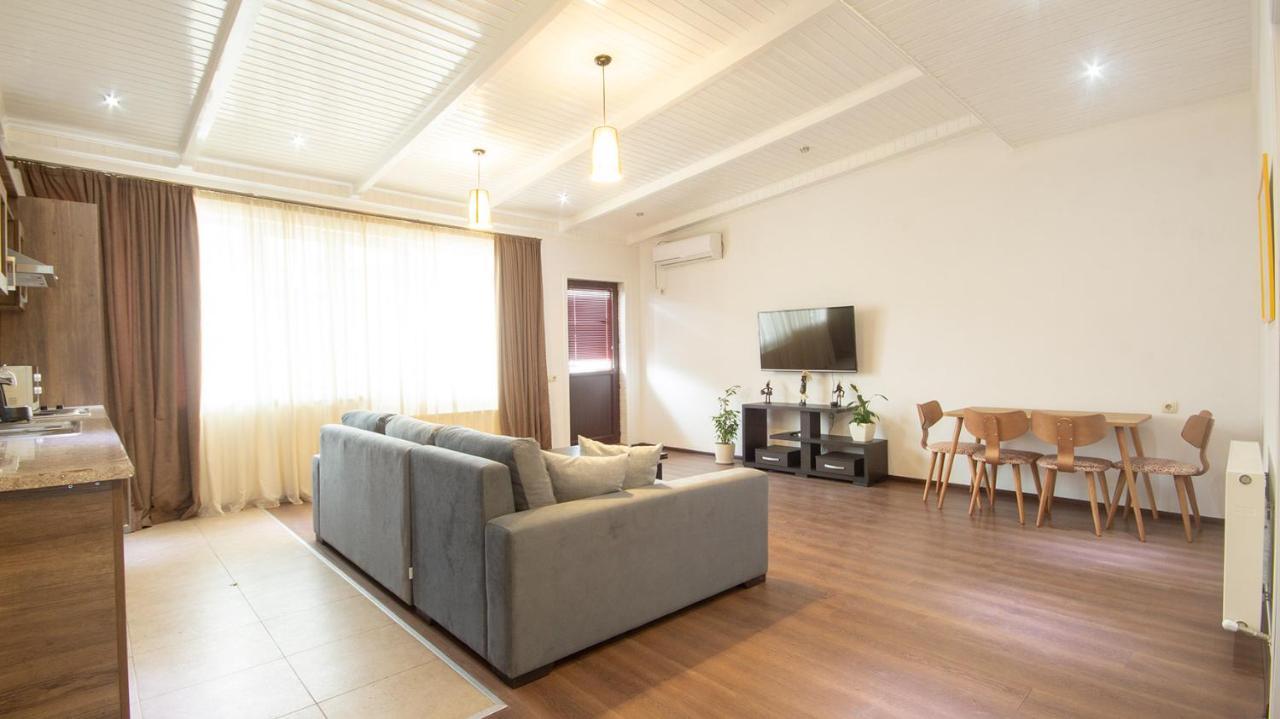 Big Terrace Apartment On Liberty Square Tbilisi Ngoại thất bức ảnh